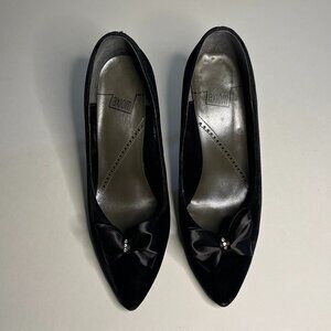 AXIOM Black Velvet Pumps. Clip on Bows w/Rhinestone accent. 4" heels - Size 8.5M